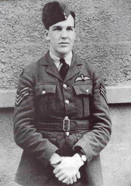 Spitfire pilots and aircraft database - W/O Peter Hutton FOX RAF
